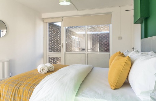 Southgate Apartment | Luxury Studio, Southgate Station