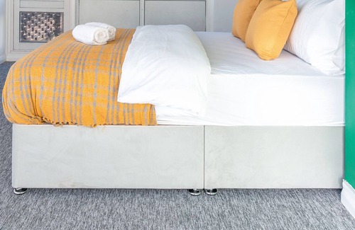Southgate Apartment | Luxury Studio, Southgate Station