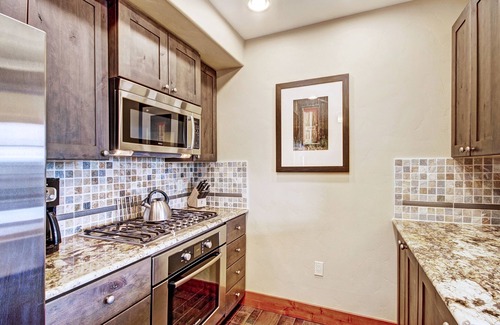 Peak 8 Condo | Luxury Studio Steps From Winter Activities, Sleeps 4! Studio Bedroom Condo by RedAwning
