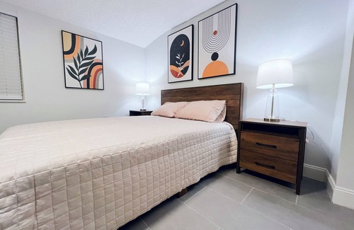 Winter Haven House | Luxury Style home w/fire pit nnear LakeHoward n20min to LEGOLAND! nPet-Friendly