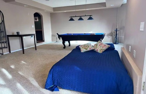 Bull Mountain House | Luxury Suit w/ Pool table HotTub