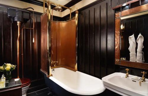 Nine Elms Apartment | Luxury Suite - The Gore