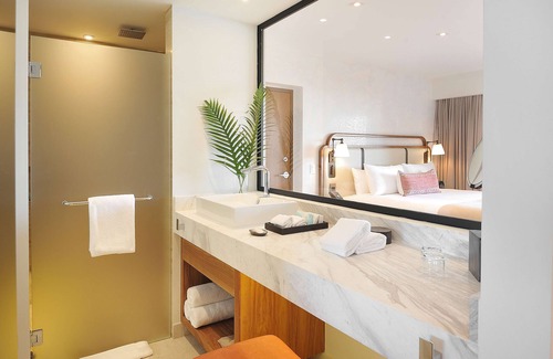 El Medano Ejidal Hotel | Luxury Suite with Private Balcony Hot Tub in Downtown Cabo