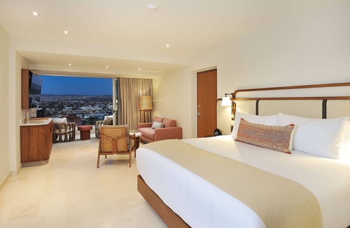 El Medano Ejidal Hotel | Luxury Suite with Private Balcony Hot Tub in Downtown Cabo