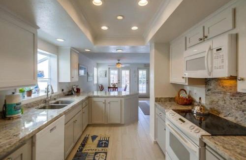 South Mission Beach House | Luxury summer house feet from bay & ocean patios