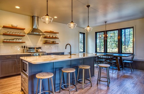Sunriver House | Luxury Sunriver Lodge, 3 King Suites, SHARC Passes, Hot Tub, EV, Sleeps 16!