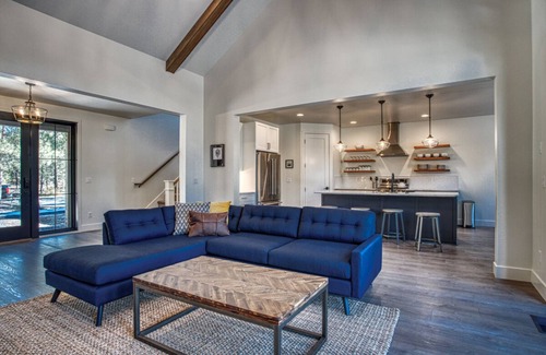 Sunriver House | Luxury Sunriver Lodge, 3 King Suites, SHARC Passes, Hot Tub, EV, Sleeps 16!