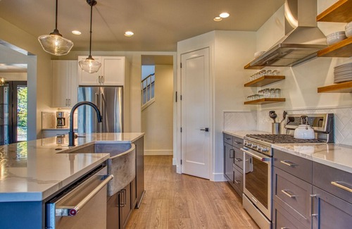 Sunriver House | Luxury Sunriver Lodge, 3 King Suites, SHARC Passes, Hot Tub, EV, Sleeps 16!