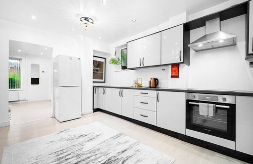 Seisdon House | Luxury Three Bedroom House - Parking - Garden