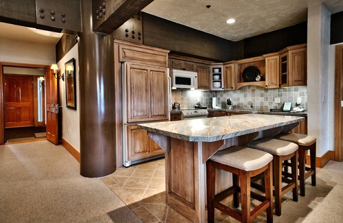 Deer Valley Apartment | Luxury Three Bedroom Suite with Mountain Views and Hot Tub 3 Apartment Hotel by RedAwning