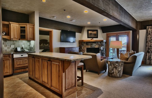 Deer Valley Apartment | Luxury Three Bedroom Suite with Mountain Views and Hot Tub 3 Apartment Hotel by RedAwning