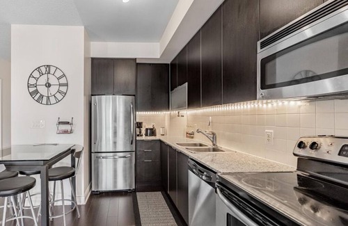 Humber Bay Shores Condo | Luxury Toronto Skyline View Condo | Modern 1 BD | Free Parking & Amenties