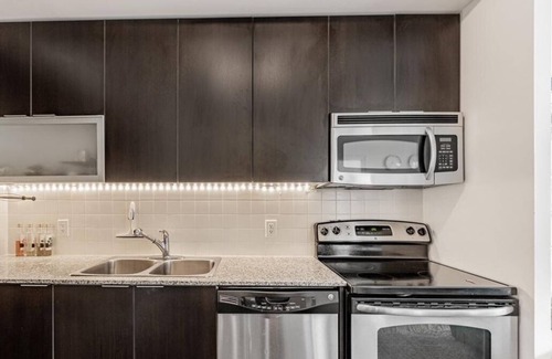Humber Bay Shores Condo | Luxury Toronto Skyline View Condo | Modern 1 BD | Free Parking & Amenties
