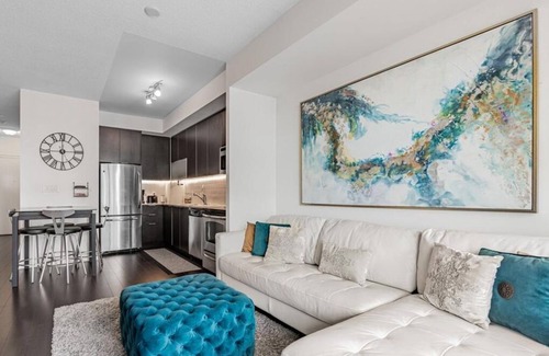 Humber Bay Shores Condo | Luxury Toronto Skyline View Condo | Modern 1 BD | Free Parking & Amenties
