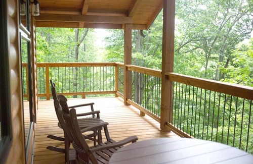 Millersburg Cabin | Luxury Treehouse Getaway with Treetop Views