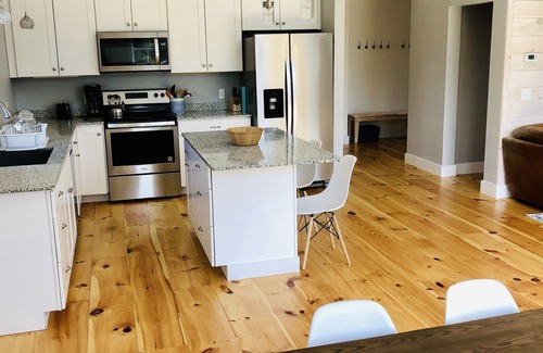 Waterbury Condo | Luxury Treetop Vacation Home in Waterbury Center
