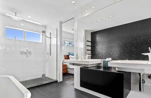 St. Heliers House | Luxury tropical oasis close to village and beach in beautiful St. Heliers Bay