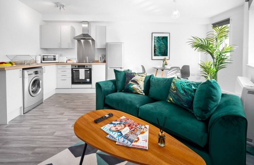 Cradley Heath Apartment | Luxury Two Bed Apartment - Parking - Smart TV