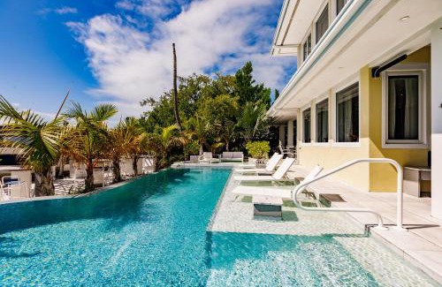 Marathon Villa | Luxury Villa-60 ft Pool-Jacuzzi-Endless Amenities-