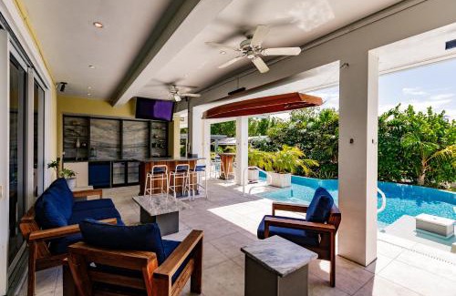 Marathon Villa | Luxury Villa-60 ft Pool-Jacuzzi-Endless Amenities-