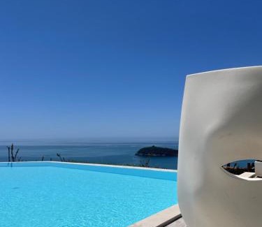Cucco-Riviere Villa | Luxury villa Blue&Blanc piscina a sfioro isola