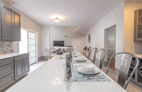 East Stroudsburg House | Luxury Villa-Hot Tub-Fire Pit-King Bed-Fenced Yard