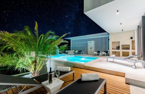 Sutivan House | Luxury "Villa Pax" with heated infinity-pool, 8 sleeps