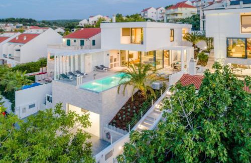 Sutivan House | Luxury "Villa Pax" with heated infinity-pool, 8 sleeps