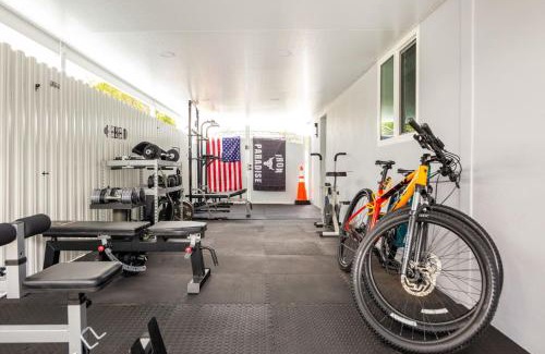 Miami Gardens Villa | Luxury Villa with Heated Pool, Jaccuzzi, Gym, Games and More