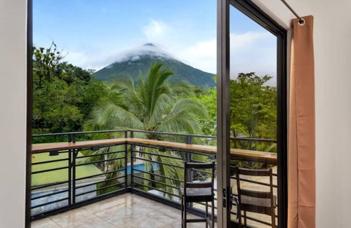 Villa Bonita Cabin | Luxury Volcano View! Private Pool & BBQ!