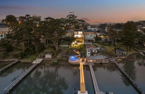 Kangaroo Point House | Luxury Waterfront on aerbnb b00k there ONLY
