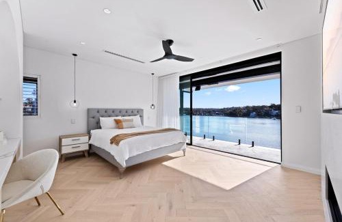 Kangaroo Point House | Luxury Waterfront on aerbnb b00k there ONLY