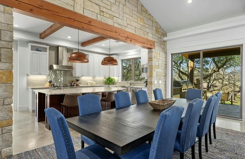 Horseshoe Bay House | ⭐️Luxury Waterfront Farmhouse - Fire Pit, Chef's Kitchen-Poker Table -Sleeps 24⭐️