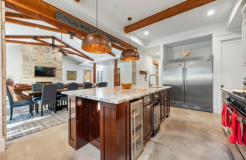 Horseshoe Bay House | ⭐️Luxury Waterfront Farmhouse - Fire Pit, Chef's Kitchen-Poker Table -Sleeps 24⭐️