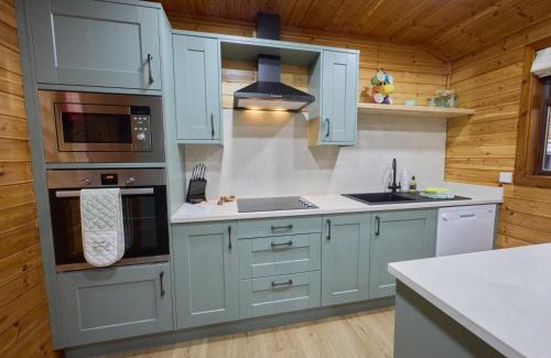Dolgellau Ski Chalet | Luxury Wood Lodge with sauna, log burner & private woodland garden - Wnion Wood Lodge