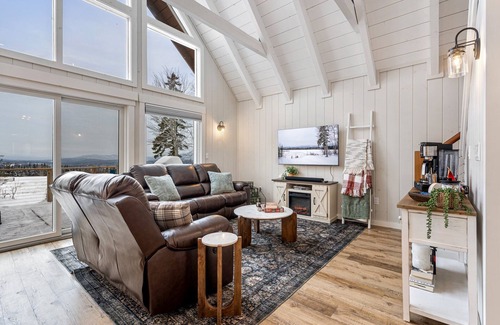 Rangeley House | Luxury x Nature: Mountain View, Hot Tub, Game Room