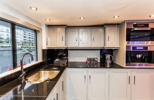 Canary Wharf Boat Rental | Luxury Yacht