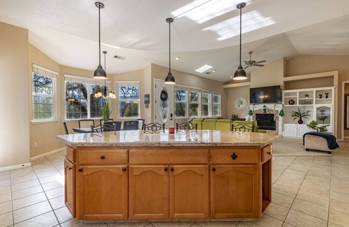 Ahwahnee House | LuxuryCottage HotTub RV GameRoom Yosemite BassLake