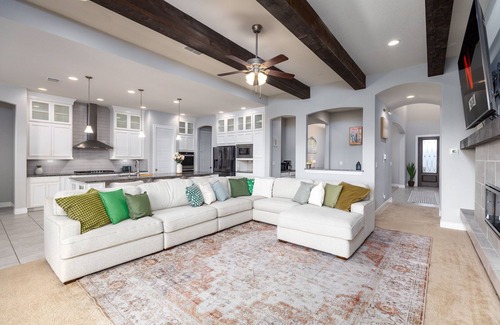 Wetmore House | LuxuryRetreat/20min SA Airport, Downtown/HeatedPool&SPA/12+ guest/Arcade/BBQ