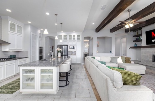 Wetmore House | LuxuryRetreat/20min SA Airport, Downtown/HeatedPool&SPA/12+ guest/Arcade/BBQ