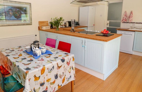 Fivelanes Cottage | LYNHAYS, family friendly, with open fire in Launceston