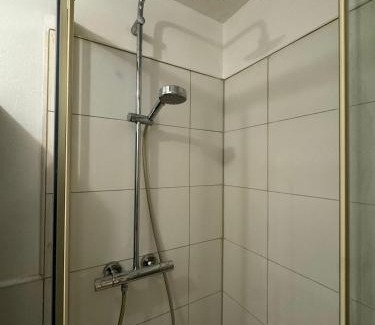 Lannesdorf Apartment | Möbliertes Zimmer mit TV, Internet & kompletter Ausstattung in Bonn-Mehlem