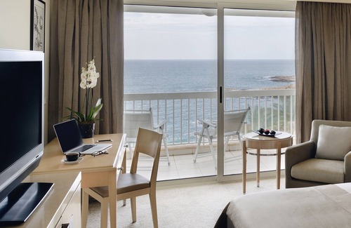 Raouche Hotel | Mövenpick Hotel Beirut