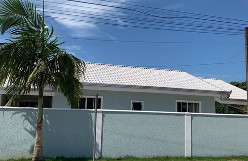 Matinhos House | M&M House - Casa com Piscina e Ar Condicionado em Matinhos Para 10 Pessoas
