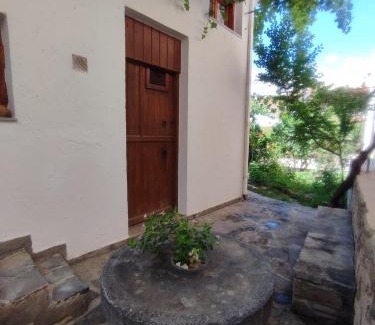 Voulismeni House | m&m's - Traditional Maisonette with Stone Patio