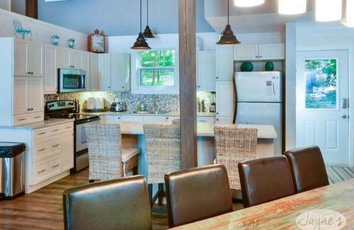 Muskoka Lakes Cottage | MAGICAL LAKE MUSKOKA PROPERTY, 640" LAKE FRONTAGE
