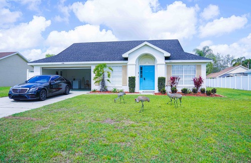 Sunridge Woods House | Magical Villa Oasis with Pool - 9 Miles to Disney! Sleeps 17