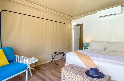 Nelly Bay RV Rental | Magnetic Glamping Tent 10