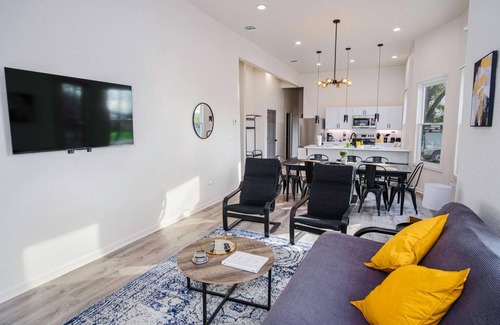 Eastside Promise Neighborhood House | Magnificent 4BR Near Famous Riverwalk and Downtown