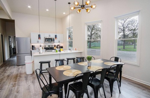 Eastside Promise Neighborhood House | Magnificent 4BR Near Famous Riverwalk and Downtown